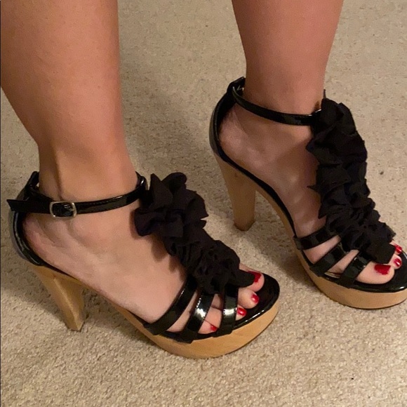 Fergie size 7 black Henney strap platform heels - Picture 6 of 6